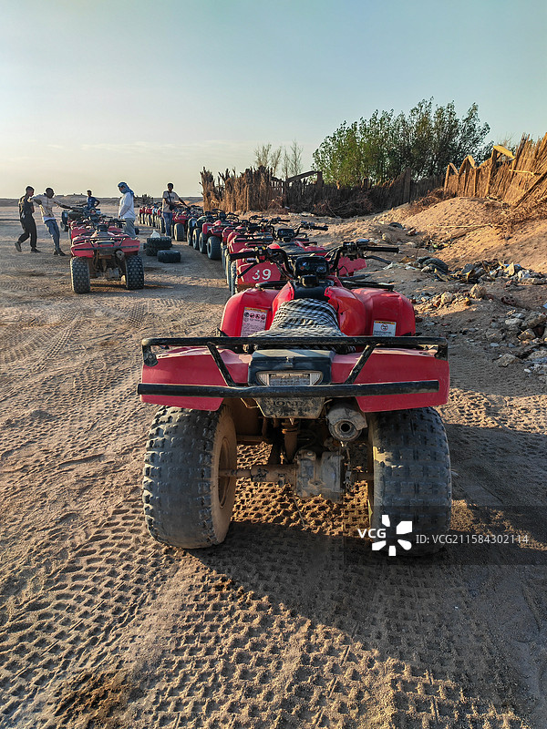 埃及沙漠摩托冲沙极限运动图片素材