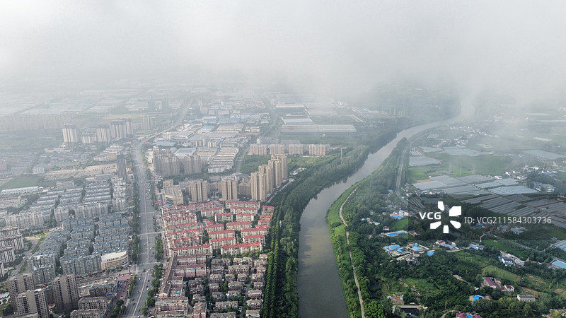云雾中的城南镇淠河图片素材