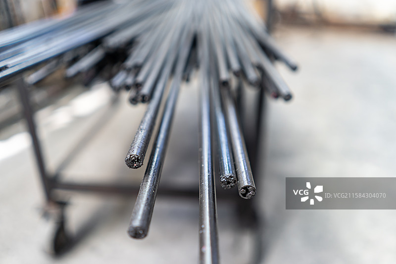 中国钢铁加工工厂拍摄主题，车间里一堆细的钢管建材材料，室内无人图像摄影图片素材