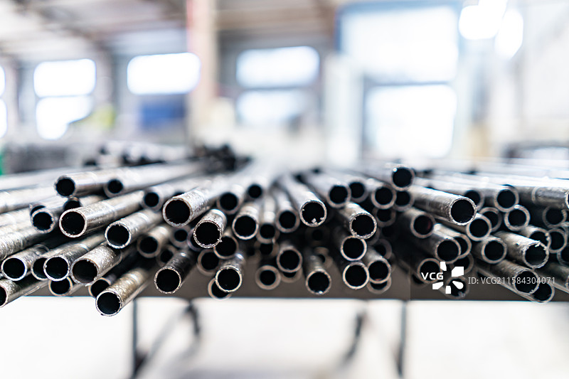 中国钢铁加工工厂拍摄主题，车间里一堆细的钢管建材材料，室内无人图像摄影图片素材