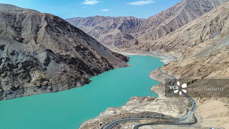 班迪尔蓝湖被誉为新疆帕米尔高原的“蓝眼睛”，冰川融水与特殊矿物质交织出梦幻蓝调。航班迪尔蓝湖景观图片素材