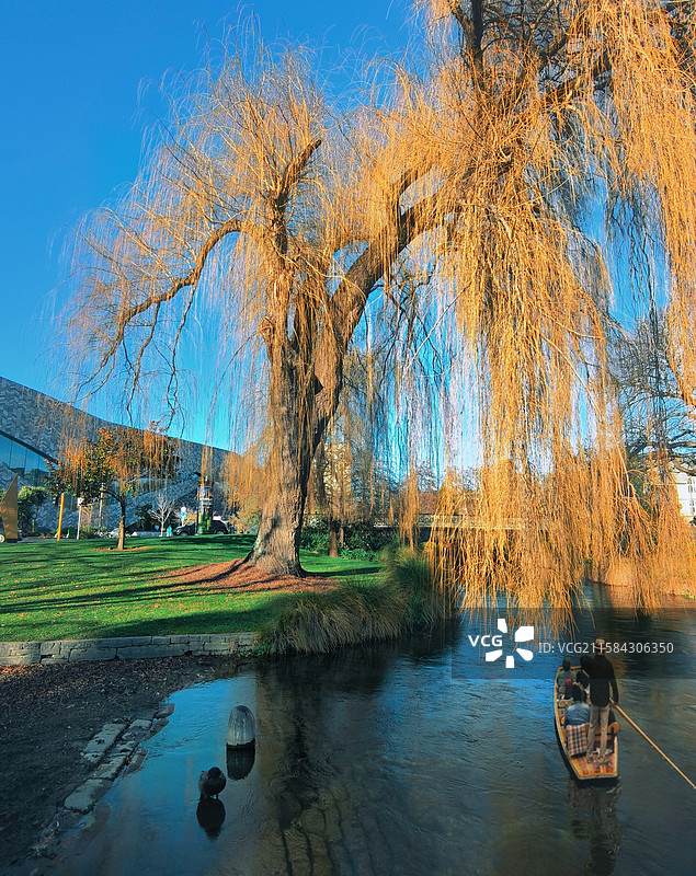 雅芳河上punting图片素材