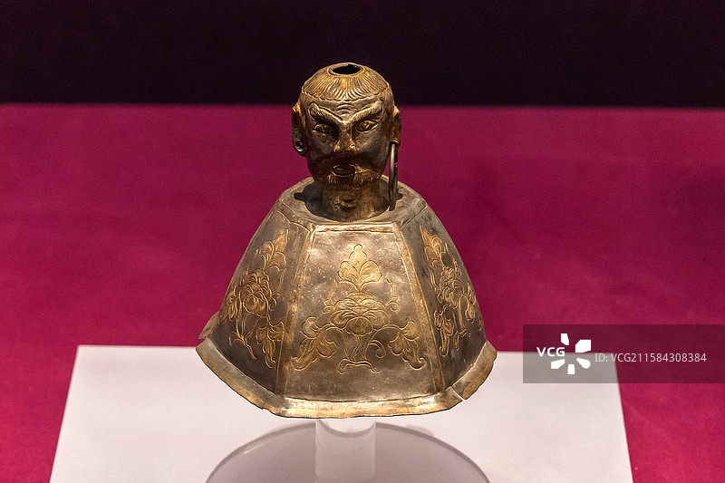 内蒙古博物院鎏金双面人首银饰件辽代一级文物赤峰市松山区辽驸马赠卫国王墓出土图片素材
