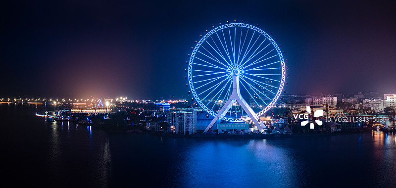 江西省上饶市余干县琵琶湖景区摩天轮夜景图片素材