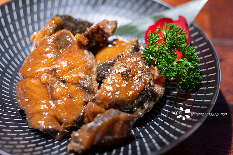 餐桌上盘子里的鲅鱼高角度视图图片素材