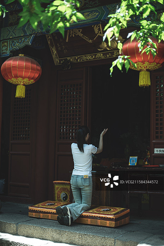 中国山东泰安著名旅游景点泰山5A级风景区，佛教道教道观宗教建筑王母池里王母贤殿，户外白昼无人图像摄影图片素材