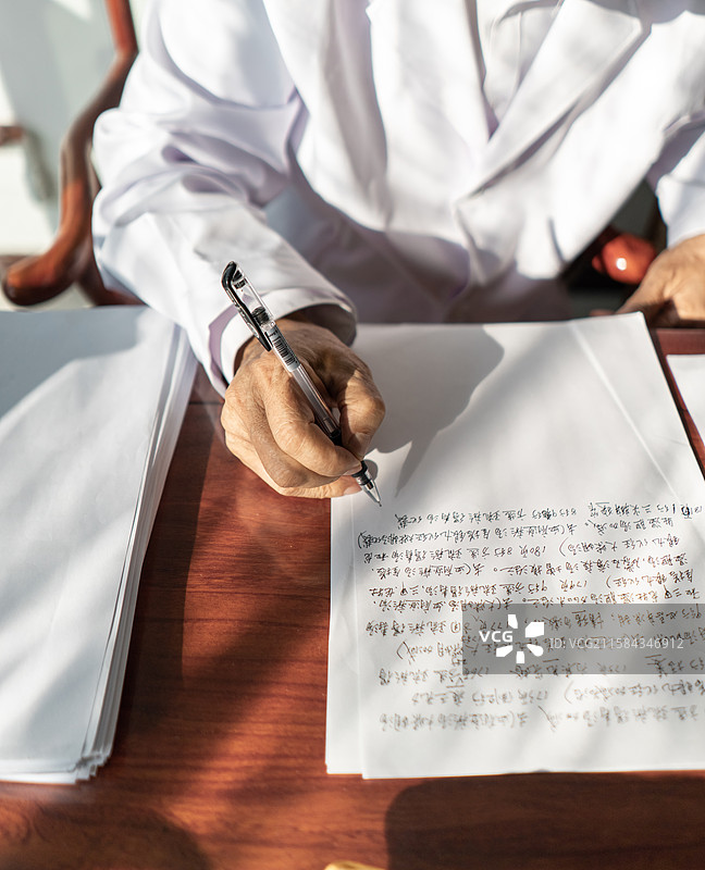 中国中医药服务拍摄主题，中医医院医生在纸上写下处方和汉字文字，室内无人图像摄影图片素材