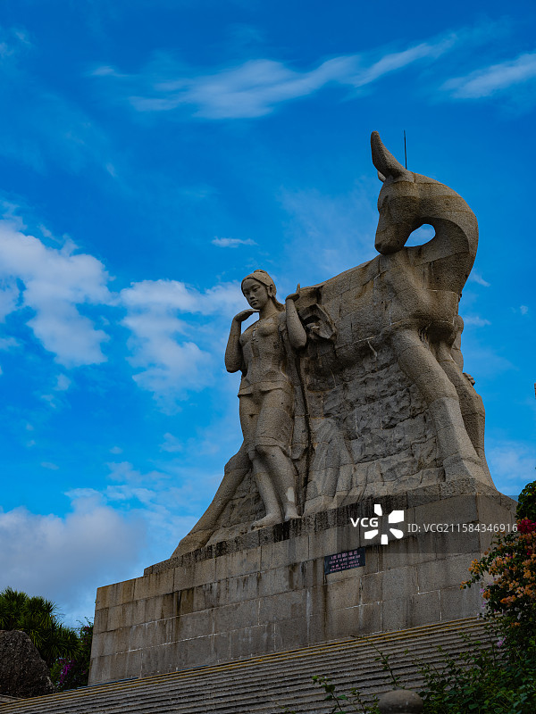 海南三亚鹿回头风景区-4A级旅游景区/鹿回头雕塑/正面少女图片素材