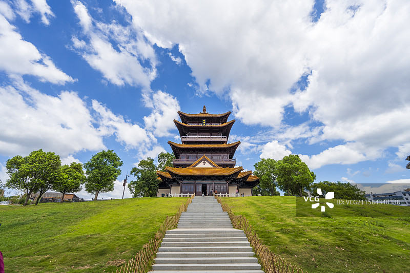 蓝天白云下的江西景德镇陶阳里龙珠阁风光图片素材