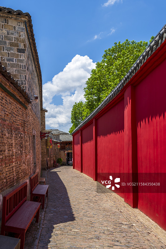 景德镇陶阳里古韵红墙下的静谧小巷图片素材
