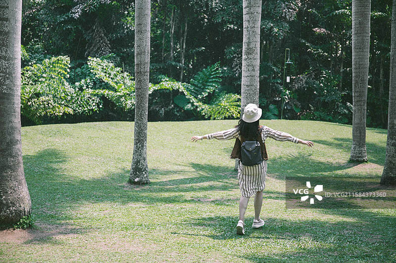 站在公园里的女人的后视图图片素材