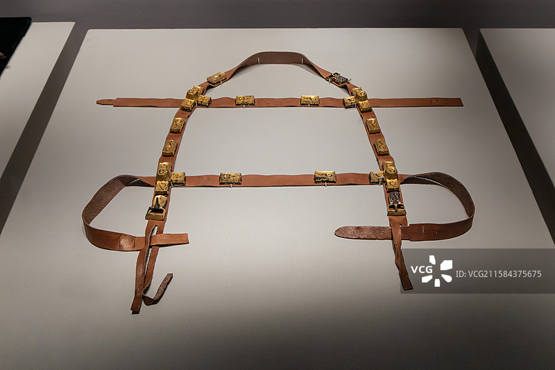 浙江杭州中国丝绸博物馆碧色万里10-12世纪的草原丝绸之路特展云纹鎏金马饰具 辽代 兴安盟科右前旗代图片素材