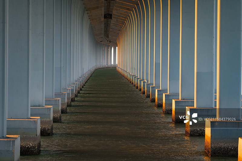 落日下的桥墩图片素材