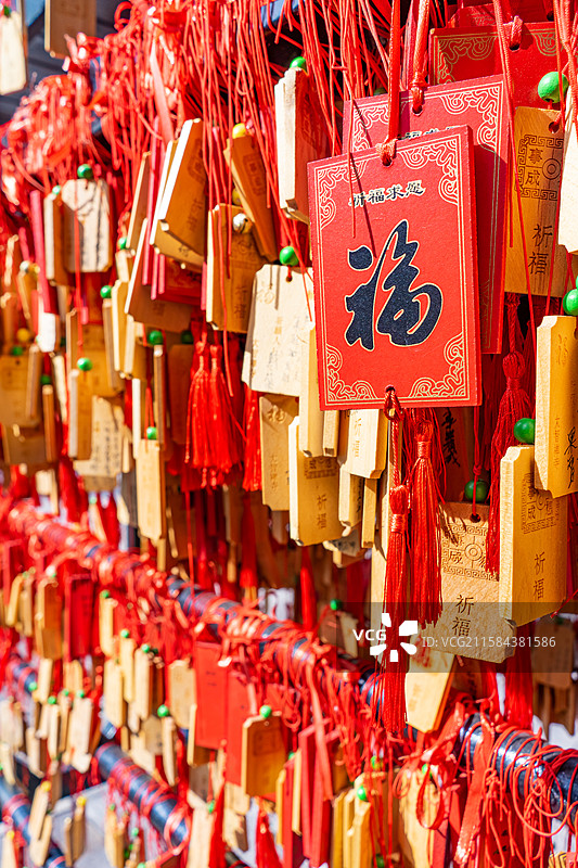 中国寺庙宗教文化拍摄主题，浙江金华东阳横店大智禅寺里的木制的许愿瓶，户外白昼无人图像摄影图片素材