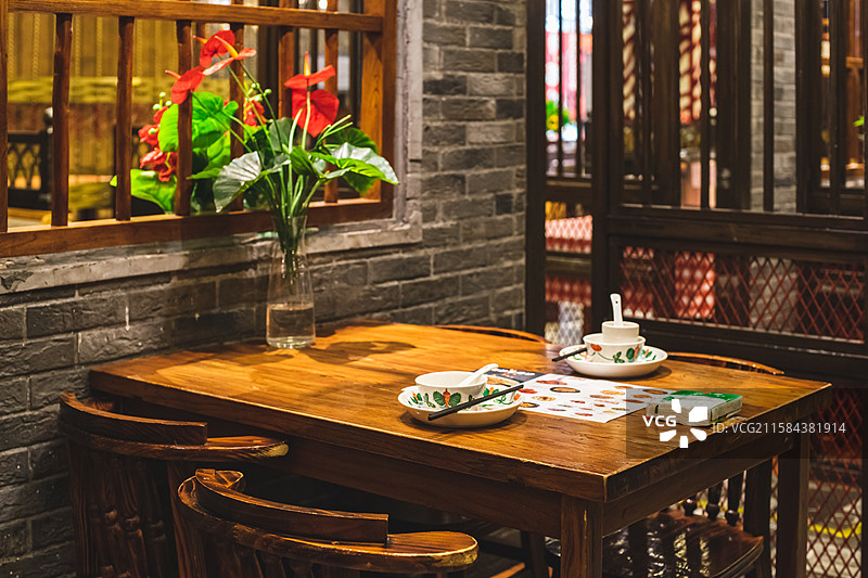 中国餐饮餐厅饭店饭馆行业，空的餐桌拍摄主题，中国传统木制圆桌上的透明玻璃和餐具，室内无人图像摄影图片素材