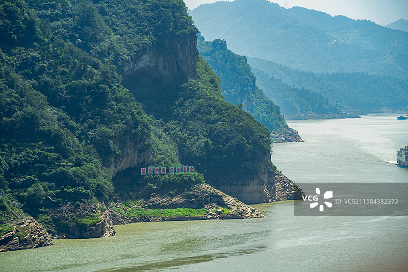 宜昌G348国道 秭归县长江岸边 牛肝马肺峡观景平台远眺 小狗山 长江三峡风光图片素材