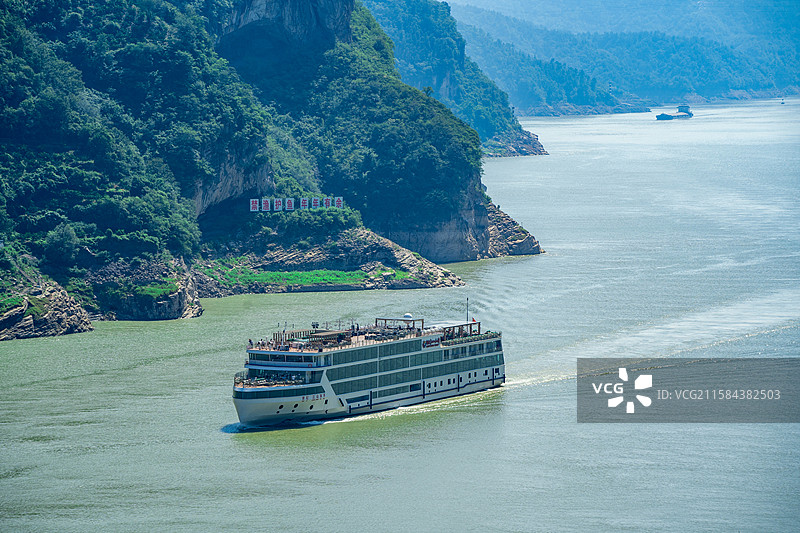宜昌G348国道 秭归县长江岸边 牛肝马肺峡观景平台远眺 小狗山 长江三峡风光图片素材