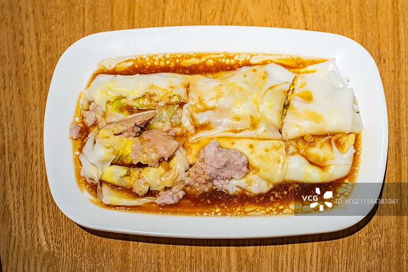 中国餐饮行业饮食产业，传统经典中国食品，一盘子广东特色美食肠粉，室内无人图像图片素材