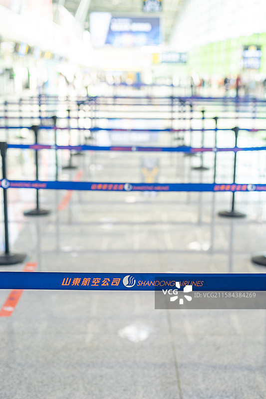 中国国内国际机场航站楼值机登机大厅候机室安检区排队通道的伸缩抽拉带式围栏安全警示带，室内无人图像摄影图片素材