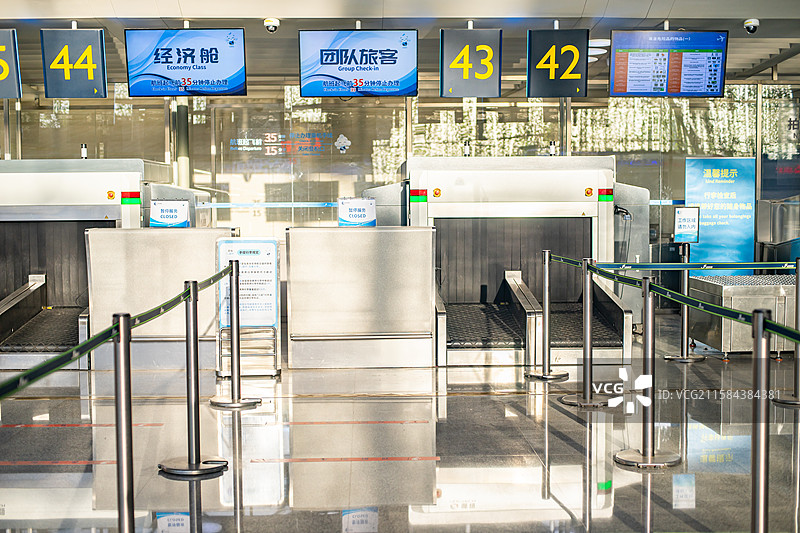 中国山东济南遥墙机场国内国际机场航站楼值机登机大厅候机室安检区托运排队通道围栏，室内无人图像摄影图片素材