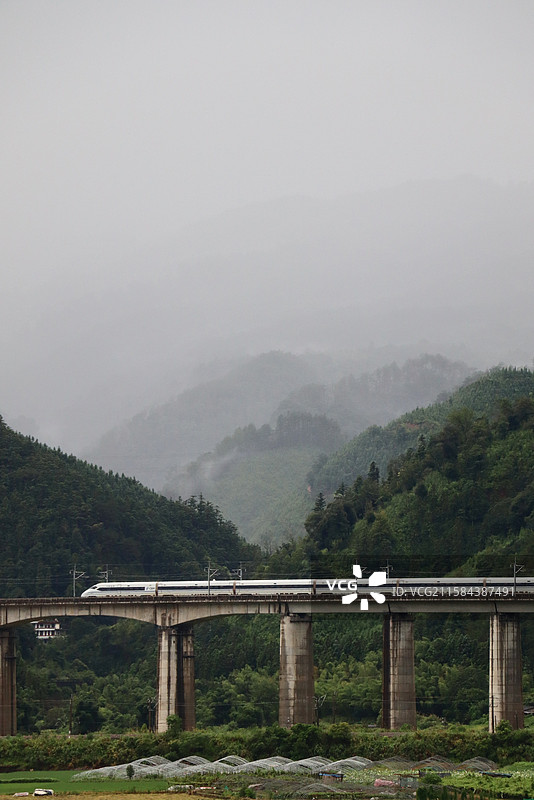 雨季里的高铁图片素材