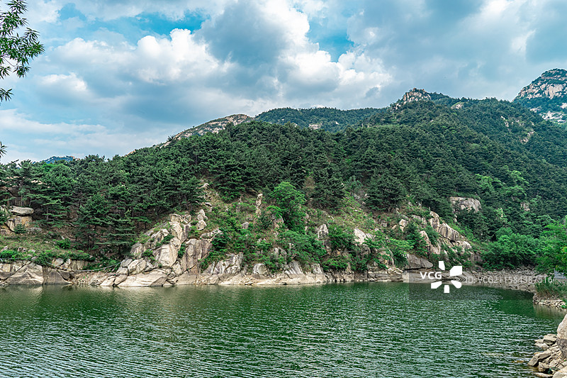 中国山东泰安泰山东汉御道风景区，绿色的森林山脉和未央湖水库湖泊，蓝色天空，户外白昼无人图像摄影图片素材
