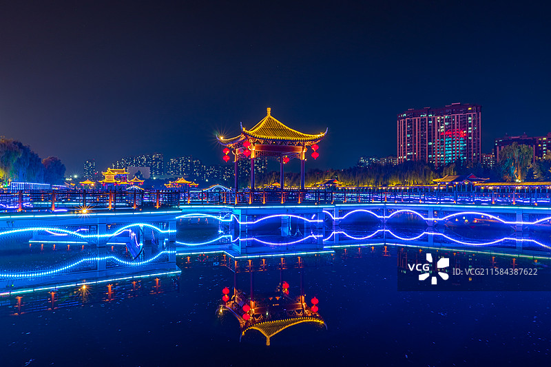 中国非都市风光拍摄主题，山东泰安泮河公园，古典式亭子长廊步行道路和照明设备，户外夜晚无人图像摄影图片素材