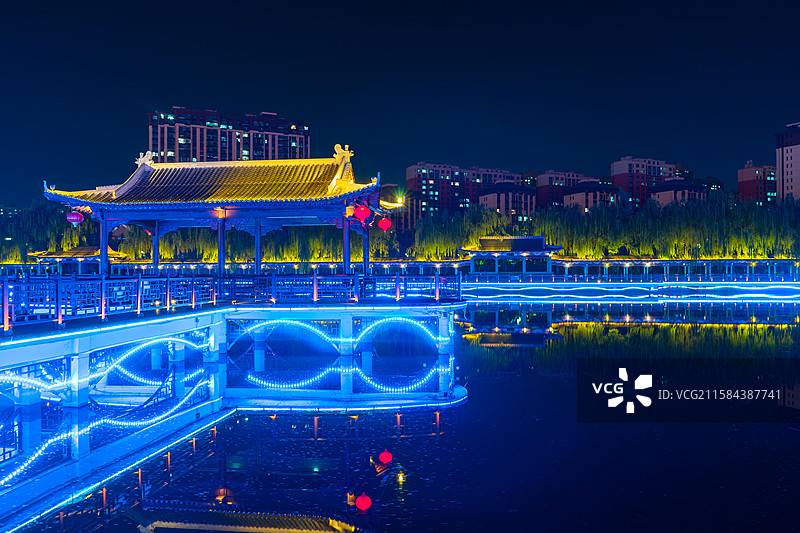 中国非都市风光拍摄主题，山东泰安泮河公园，古典式亭子长廊步行道路和照明设备，户外夜晚无人图像摄影图片素材