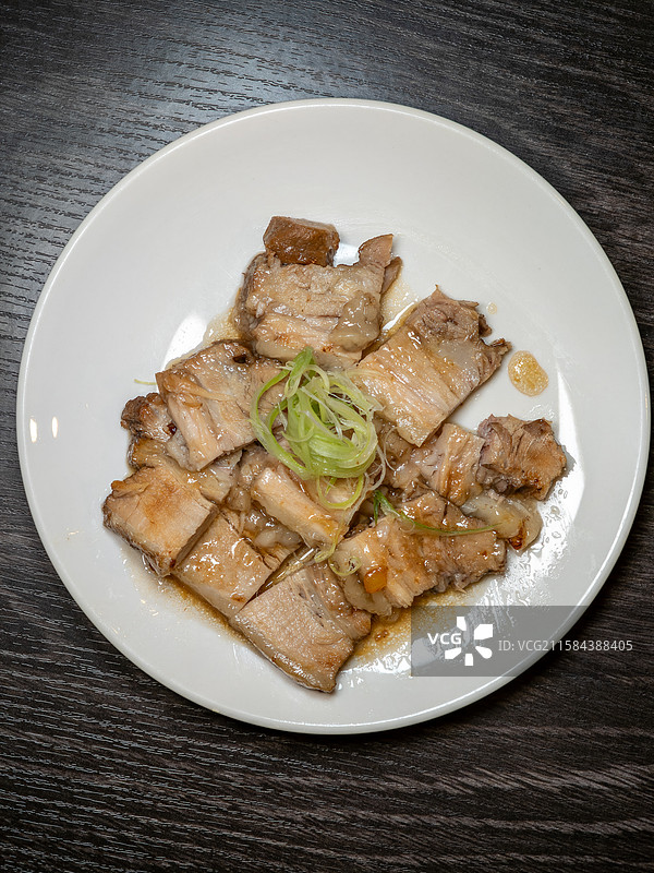 一盘配有新鲜葱丝日式切片叉烧肉图片素材