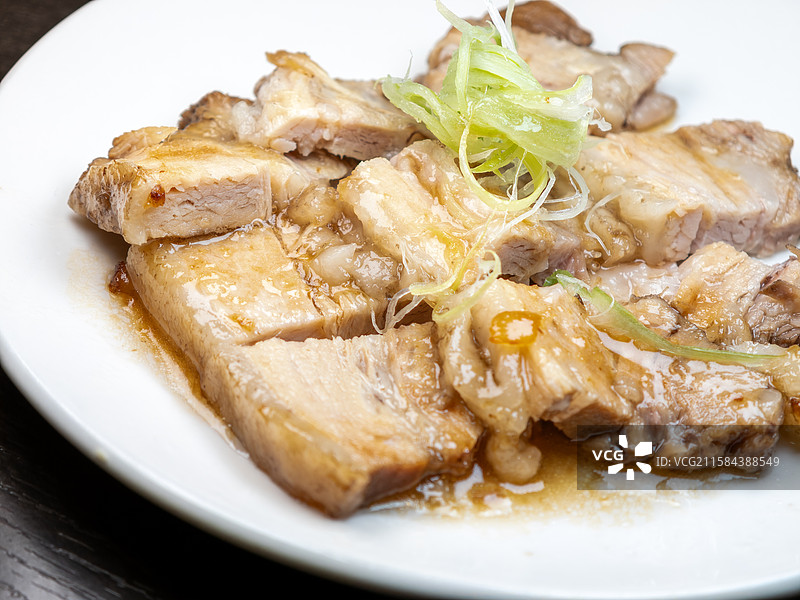 一盘配有新鲜葱丝日式切片叉烧肉图片素材