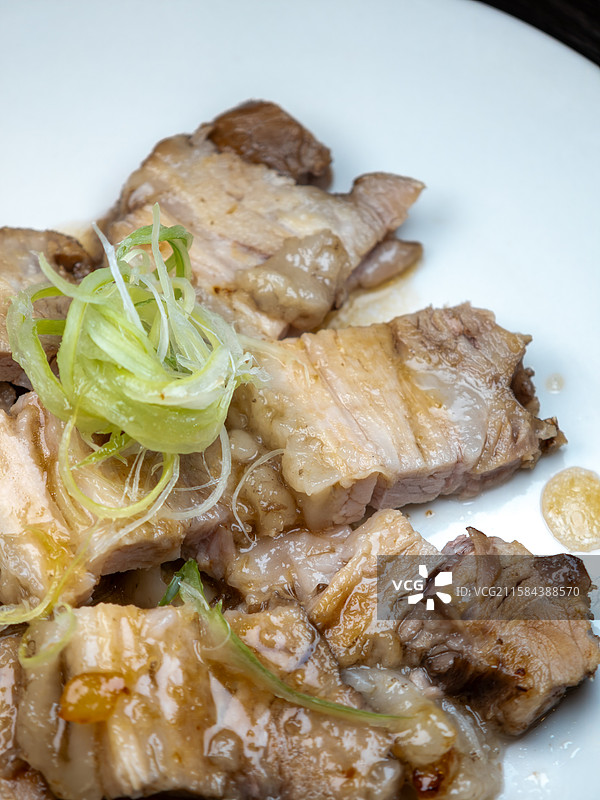 一盘配有新鲜葱丝日式切片叉烧肉图片素材
