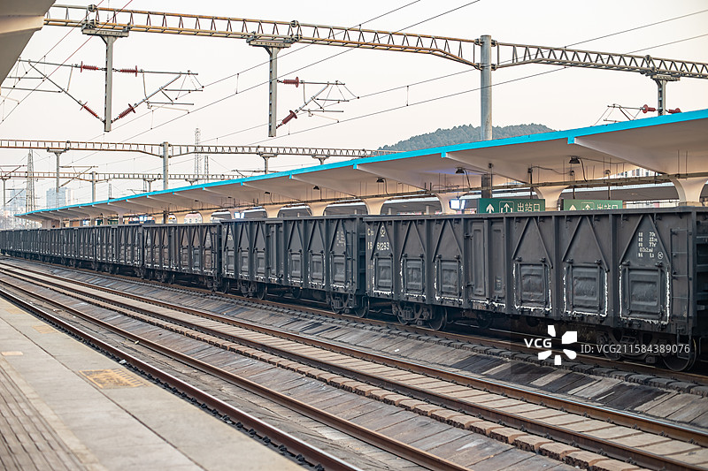 中国公共交通拍摄主题，火车道车轨上的铁路轨道车轨和几节集装箱车厢特写，户外白昼无人图像摄影图片素材
