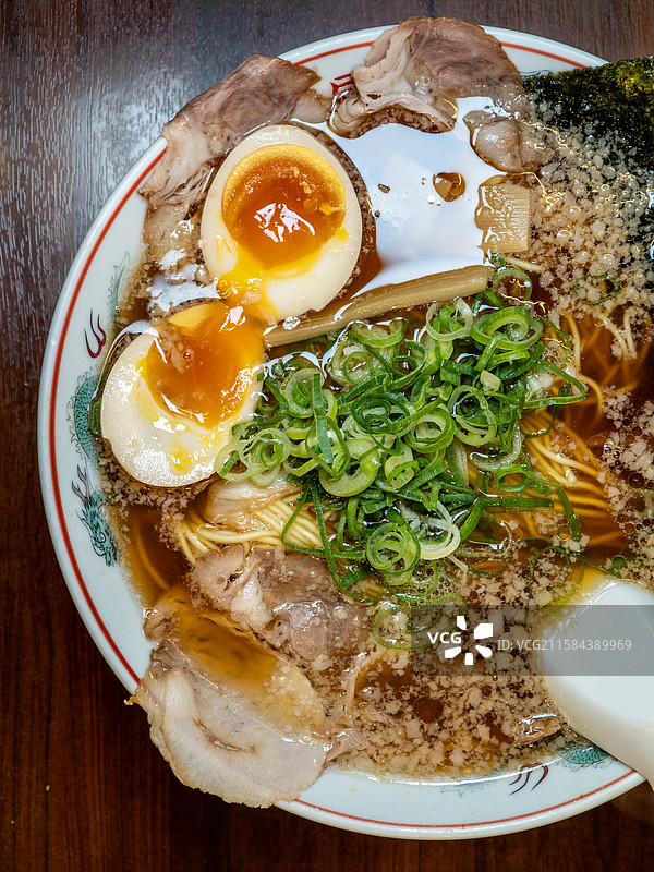 一碗配有叉烧肉和溏心蛋的日式酱油拉面图片素材
