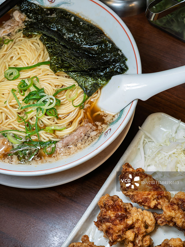 日式唐扬炸鸡和酱油拉面图片素材