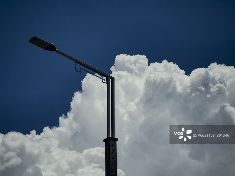 路灯蓝天白云图片素材