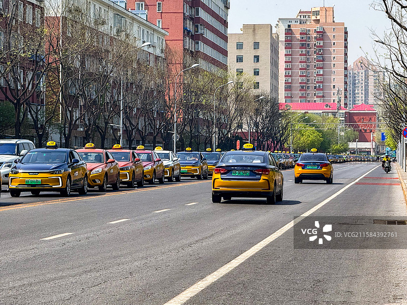 北京西客站外排队等待客人的出租车图片素材