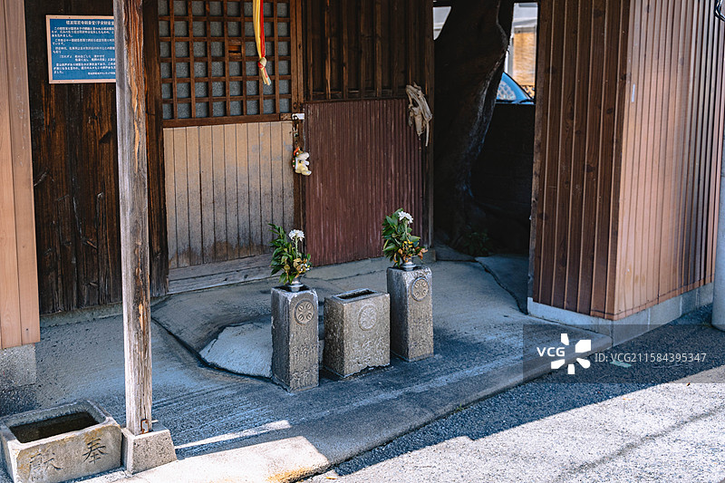 日本城镇里路边的观音庙门口的景观图片素材