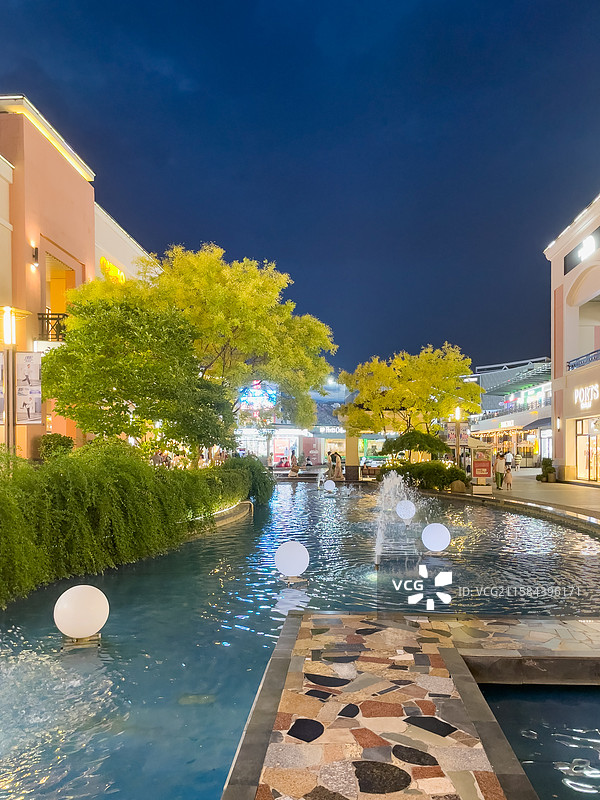 上海青浦百联奥特莱斯广场夜景图片素材