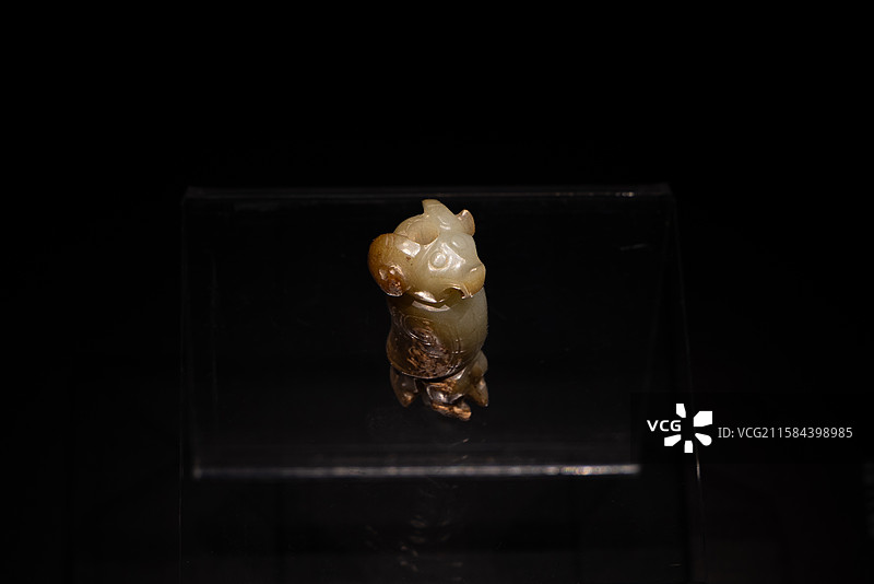 浙江杭州跨湖桥遗址博物馆敬天格物西周虢国玉器精品展玉鸮 西周 M2009虢仲墓图片素材