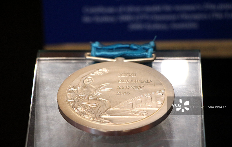 上海体育博物馆 —— 第二十七届夏季奥运会女子25米运动手枪银牌（陶璐娜）图片素材