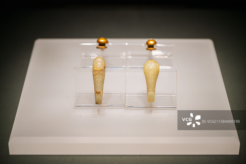 湖北省博物馆 曾侯乙墓出土 鹅首形涡纹玉带钩图片素材