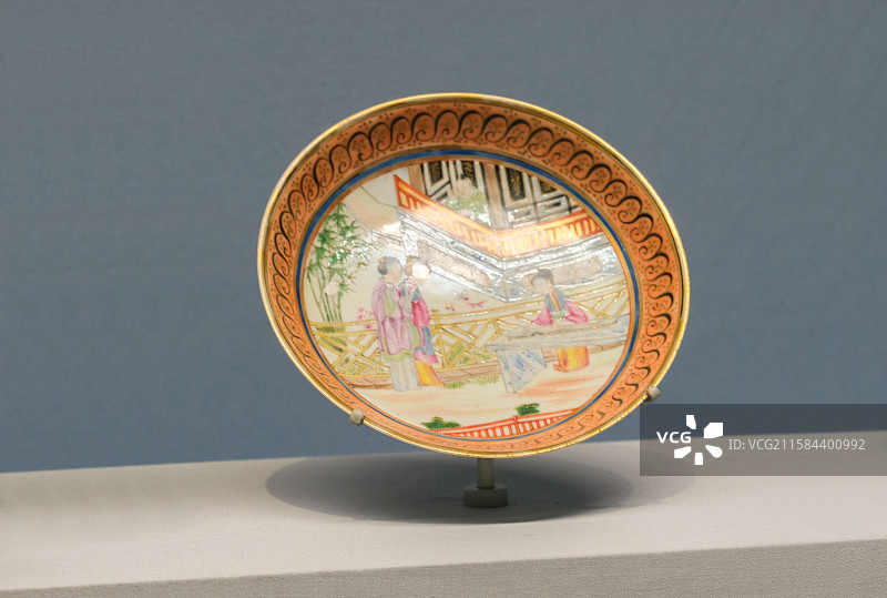 广彩仕女人物图盘 清·乾隆 中国国家博物馆“中国古代瓷器展”图片素材