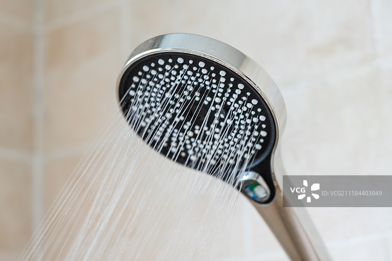卫生间淋浴花洒出水特写图片素材