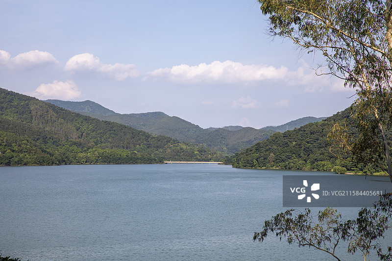 蓝天白云下的新兴共成水库，湖边上是自然山村图片素材