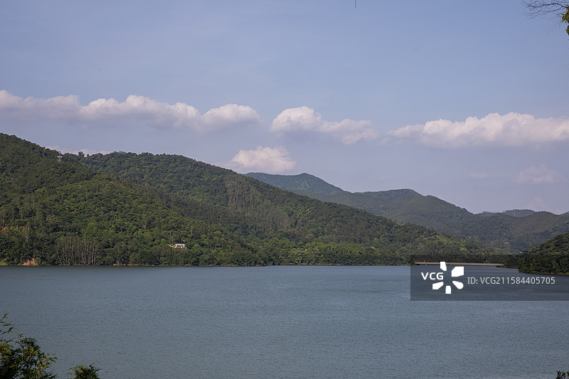蓝天白云下的新兴共成水库，湖边上是自然山村图片素材