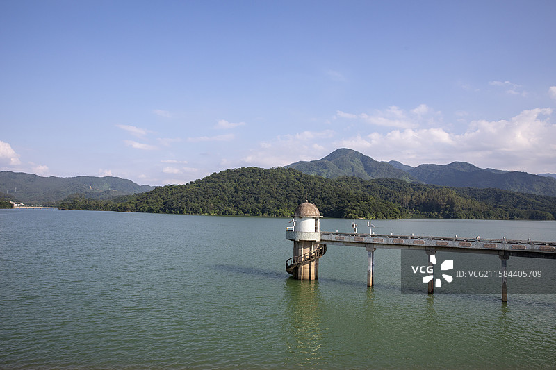 蓝天白云下的新兴共成水库，湖边上是自然山村图片素材