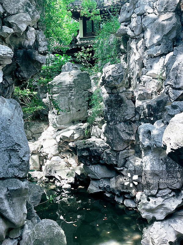 中式园林中的嶙峋假山景致石头林图片素材