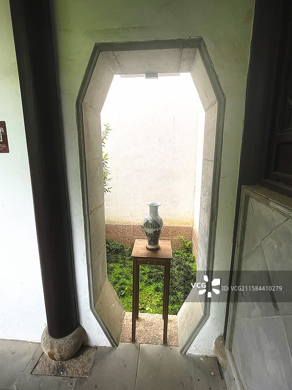 古雅门洞内的中式瓷瓶景致瓶型门洞图片素材