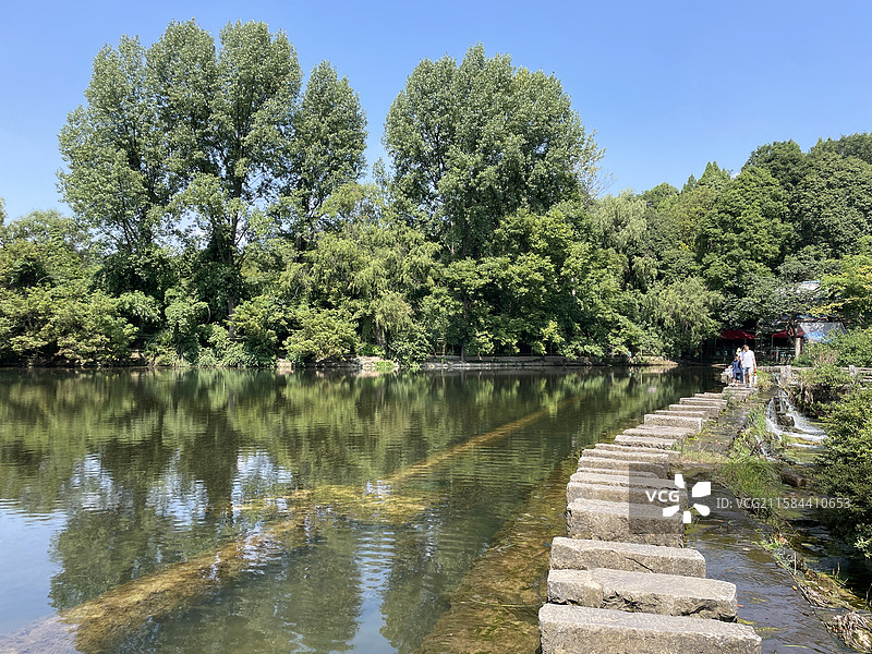 贵州省贵阳市花溪黄金大道公园河岸的景色图片素材