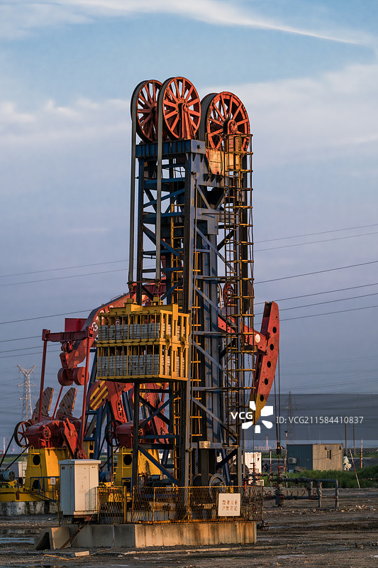 河北唐山曹妃甸石油工业抽油机生产作业图片素材